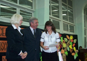 Od lewej -dyrektor szkoły Jolanta Swiryd, Kazimierz Tischner